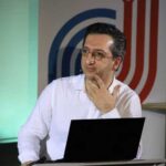 ایستادن میان تقابل و سکوت