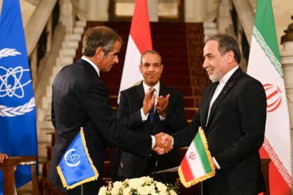 عراقچی و گروسی در قاهره و در حضور وزیر خارجه مصر با هم دست می‌دهند.