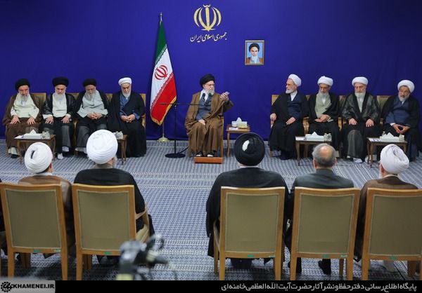 آیت‌الله خامنه‌ای در دیدار با دست اندرکاران همایش بزرگداشت میرزای نائینی