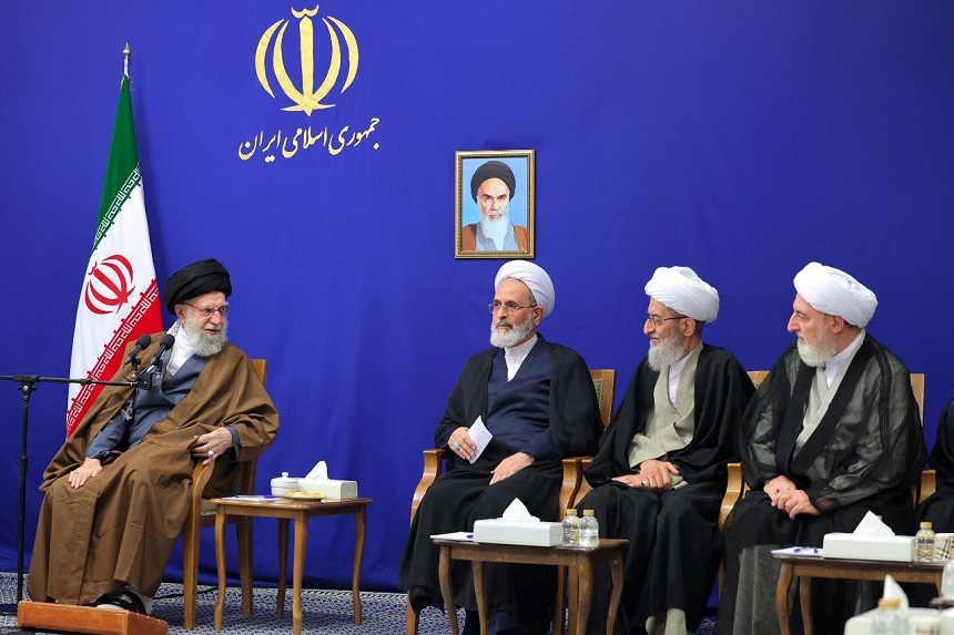 آیت‌الله خامنه‌ای در دیدار با دست اندرکاران همایش بزرگداشت میرزای نائینی