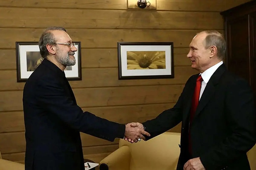 لاریجانی و پوتین با هم دست می‌دهند.