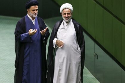 سید محمود نبویان و مجتبی ذوالنوری در کنار هم در صحن مجلس