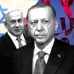 اردوغان در جلو و نتانیاهو در پشت سر با پرچم های ترکیه و اسرائیل