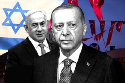اردوغان در جلو و نتانیاهو در پشت سر با پرچم های ترکیه و اسرائیل