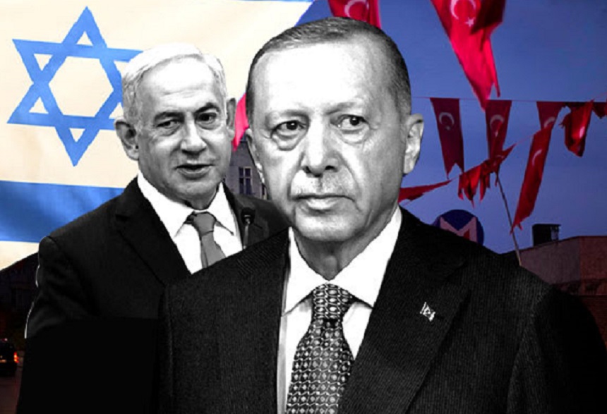اردوغان در جلو و نتانیاهو در پشت سر با پرچم های ترکیه و اسرائیل