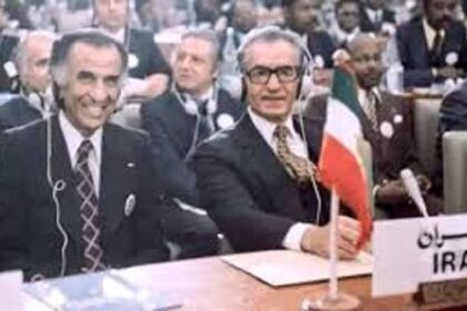 شاه و جمشید آموزگار