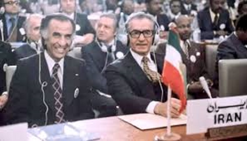 شاه و جمشید آموزگار